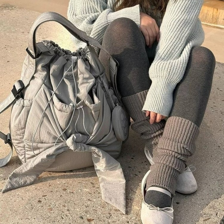 Damen Freizeittasche mit Schleife ⎜ Stylische Schultertasche mit Kordelzug und weichem Stoff für Alltag