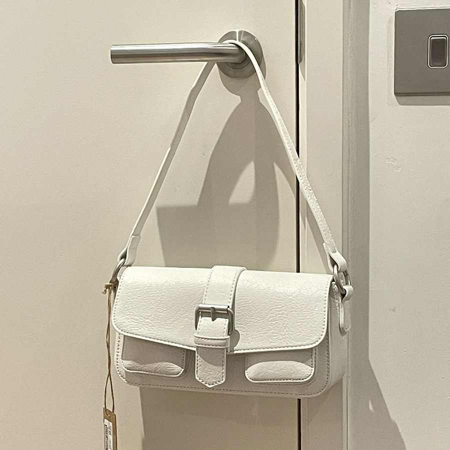 Umhängetasche für Damen ⎜ Modische Schultertasche mit Schnallendetail und schlankem Design für Alltag und Ausgehen