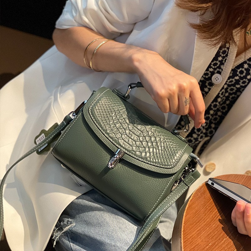 Umhängetasche für Damen ⎜ Elegante Schultertasche mit Klappe und Tragegriff