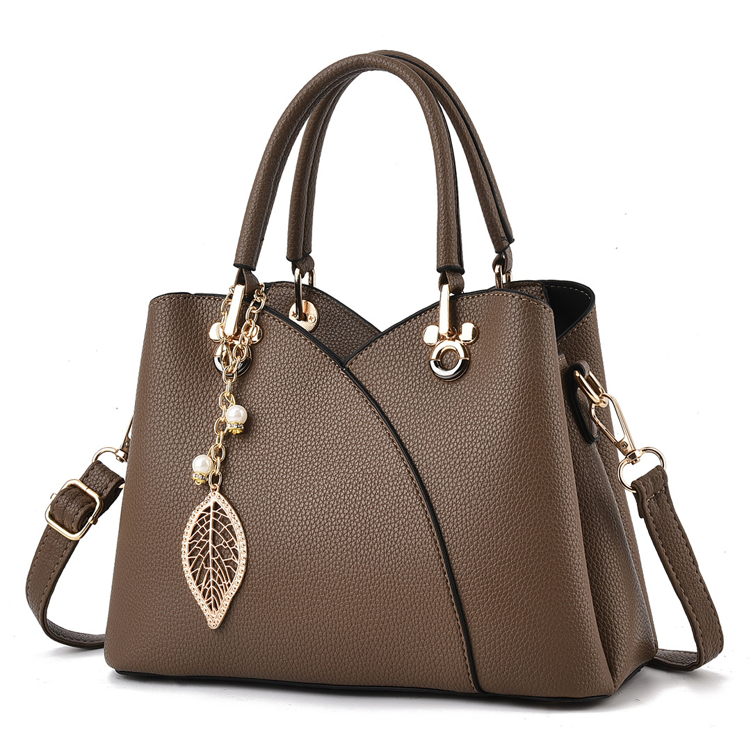 Elegante Damentasche ⎜ Vielseitige Handtasche mit goldenen Akzenten und stilvollem Blattanhänger