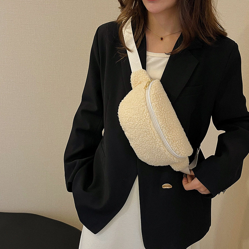 Umhängetasche für Damen ⎜ Kuschelige Lammwoll-Tasche im lässigen Design mit verstellbarem Gurt