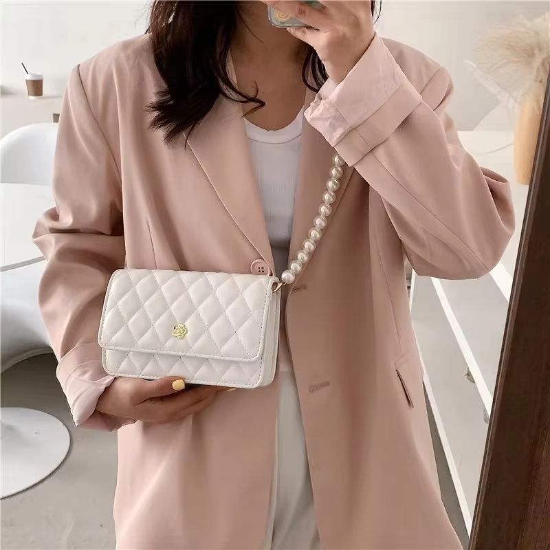 Umhängetasche für Damen ⎜ Elegante Schultertasche mit Rautensteppung und Perlenkette für Ausgehen