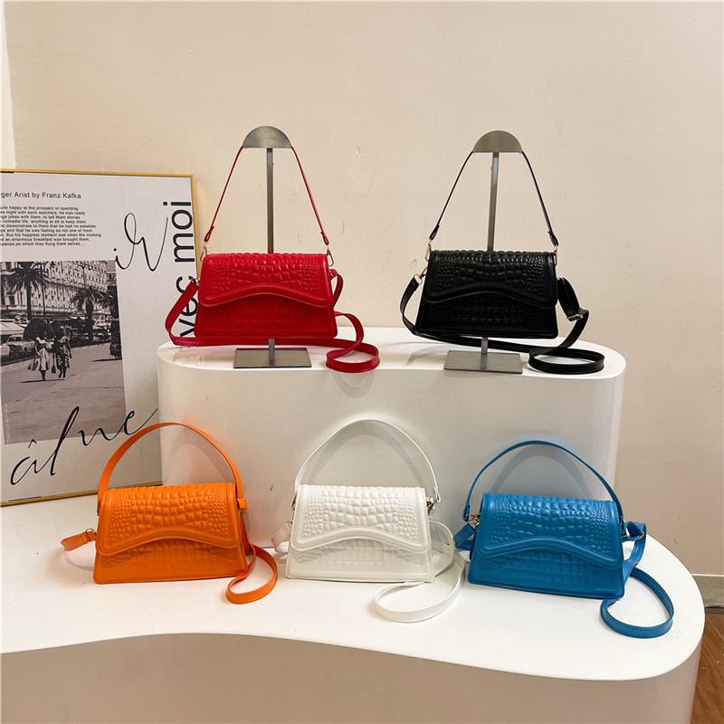 Damen Schultertasche mit Kroko-Struktur ⎜ Kompakte Crossbody-Bag für Alltag und sommerliche Looks