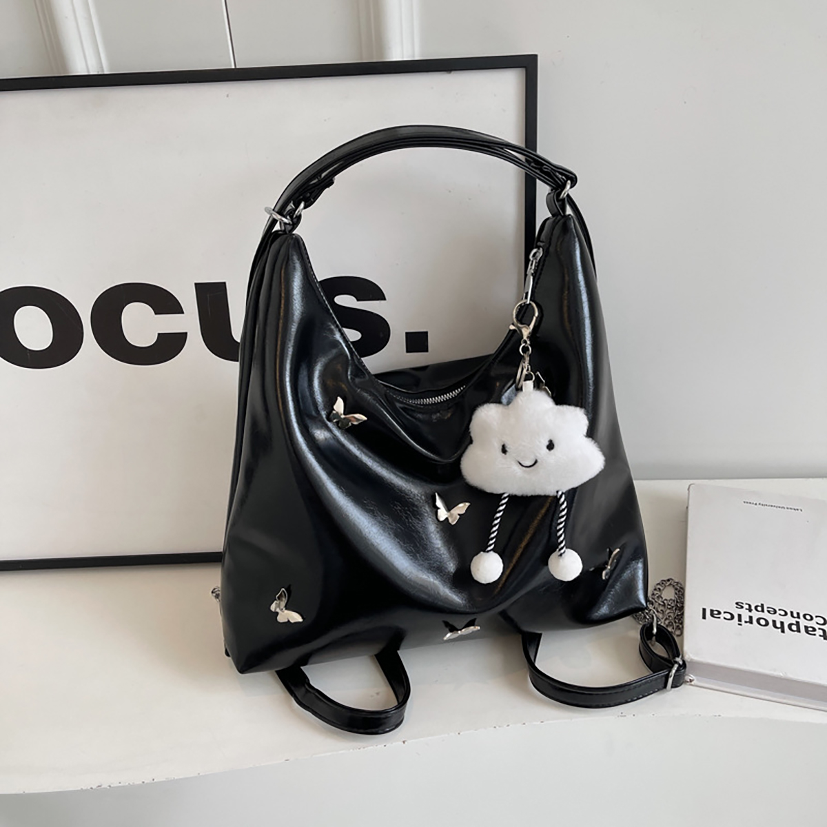 Umhängetasche für Damen ⎜ Große Schultertasche mit Schmetterlingsdetails und Anhänger für Alltag und Freizeit