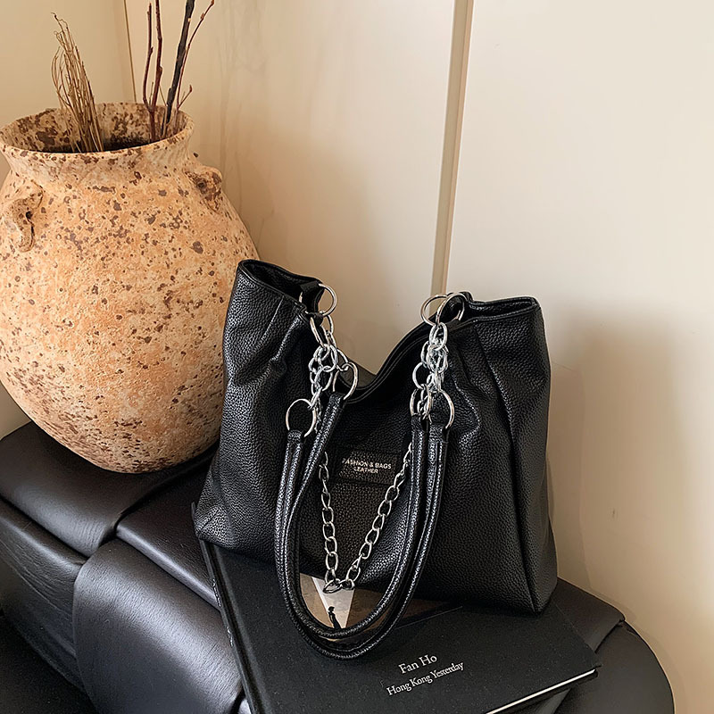 Tote Bag mit Kettendetail ⎜ Modische Tragetasche für Damen mit Großem Stauraum und Weicher Oberfläche