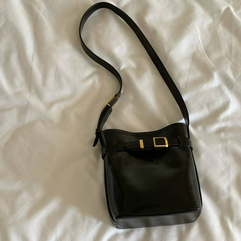 Umhängetasche für Damen ⎜ Retro Bucket-Bag aus Glanzleder mit Schnallendetail für Alltag und Ausgehen