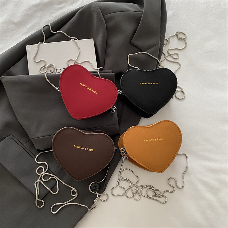 Umhängetasche für Damen ⎜ Retro-Minibag in Herzform mit Kette für stylische Outfits und besondere Anlässe