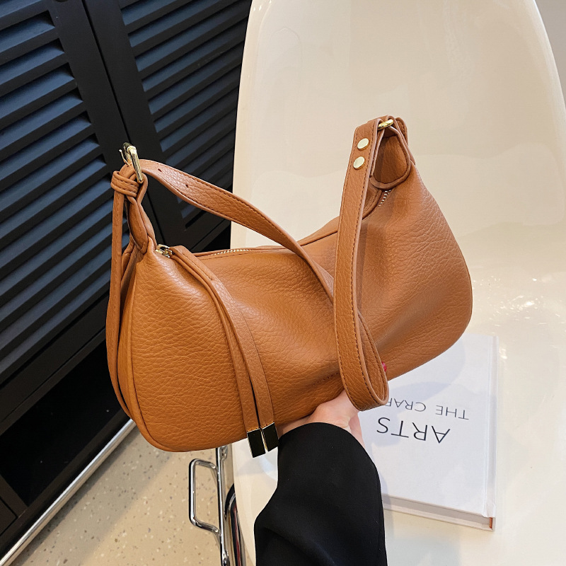 Schultertasche für Damen ⎜ Modische Halbmond-Bag aus Kunstleder mit Reißverschluss und kurzem Tragegriff