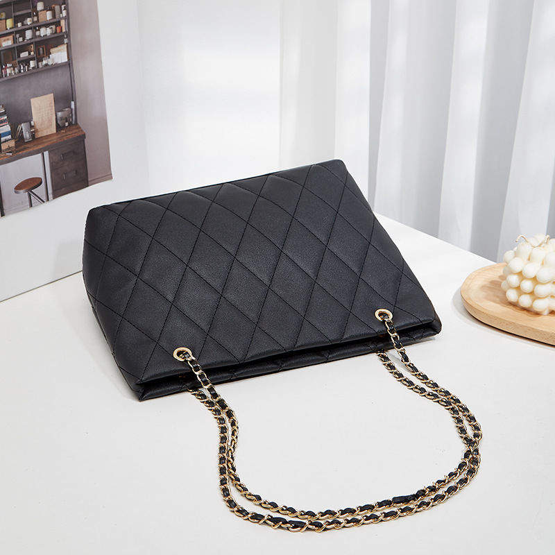 Shopper Tasche für Damen ⎜ Gestepptes Design mit Kettenriemen und großzügigem Innenfach für Alltag und Büro