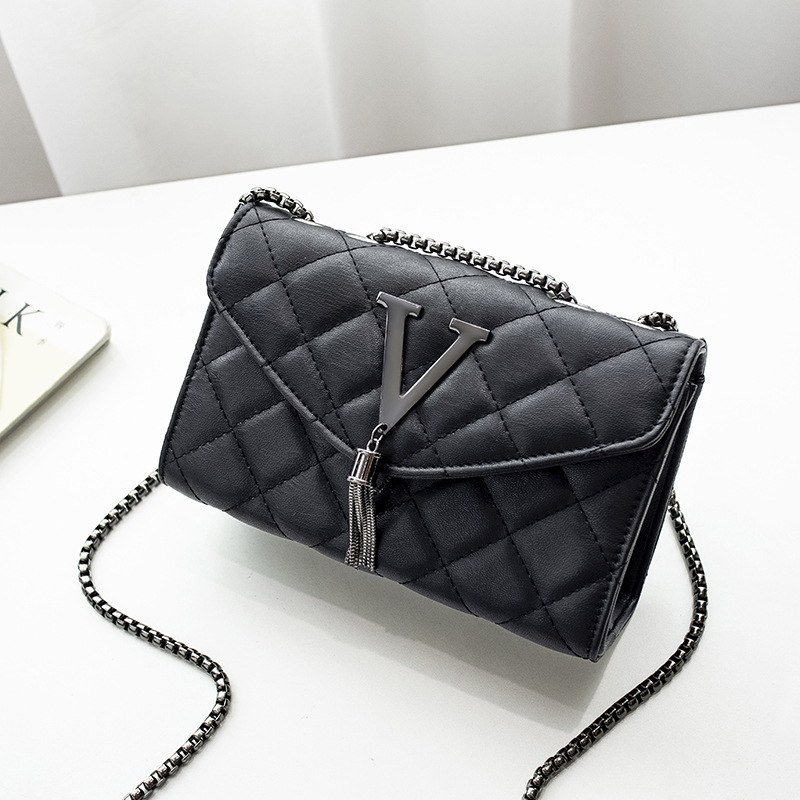 Umhängetasche für Damen ⎜ Gesteppte Mini-Tasche mit Kettenriemen und elegantem Zieranhänger