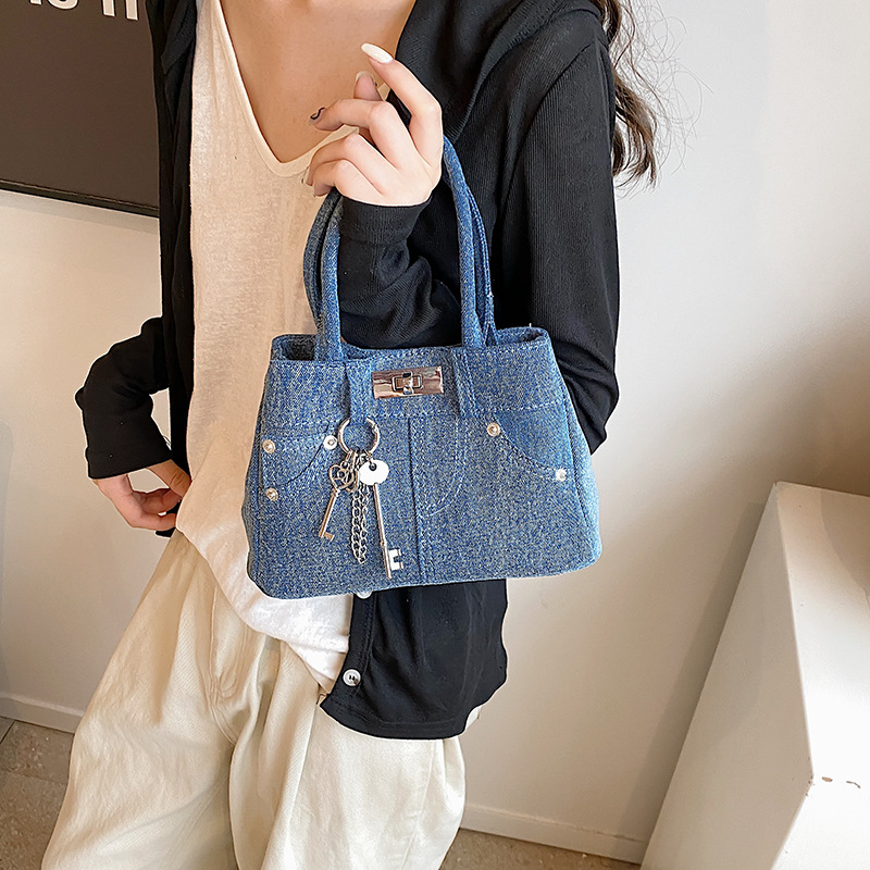 Damen Jeans Handtasche ⎜ Stylische Umhängetasche mit Nieten und Schlüsselanhänger