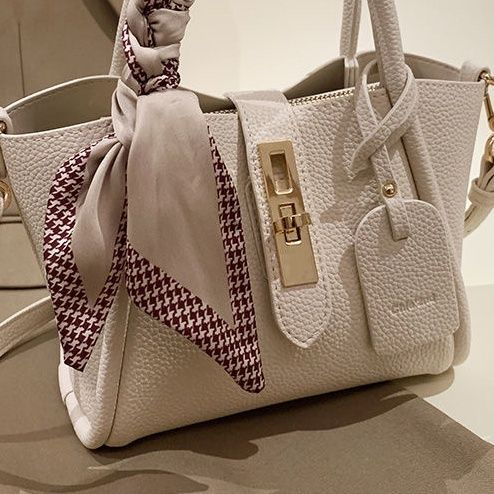 Elegante Handtasche für Damen ⎜ Weiße Tasche mit Dekorativem Schal und Goldenen Details