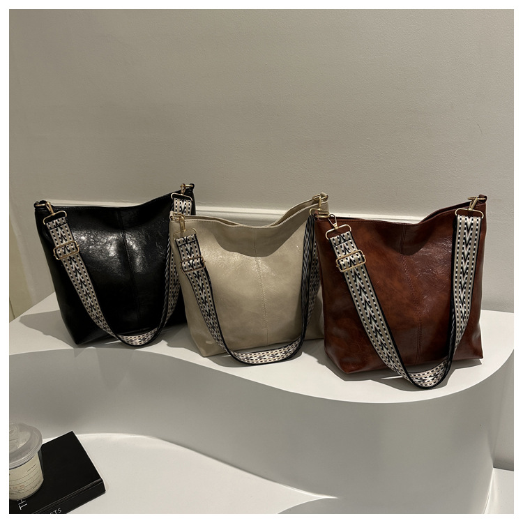 Umhängetasche für Damen ⎜ Große Schultertasche aus Leder mit breitem Gurt und viel Stauraum