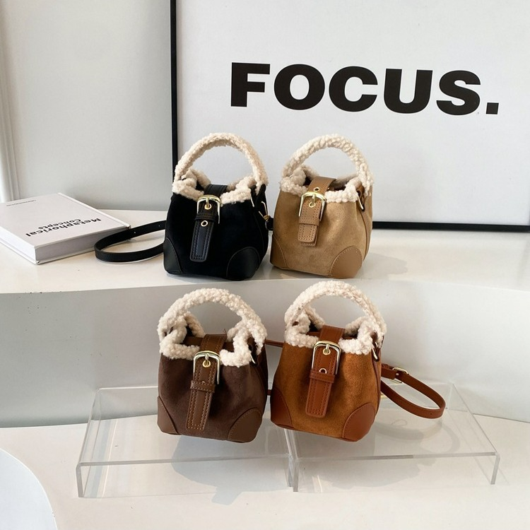Umhängetasche für Damen ⎜ Kuschelige Handtasche mit Plüschbesatz und verstellbarem Riemen für kalte Tage