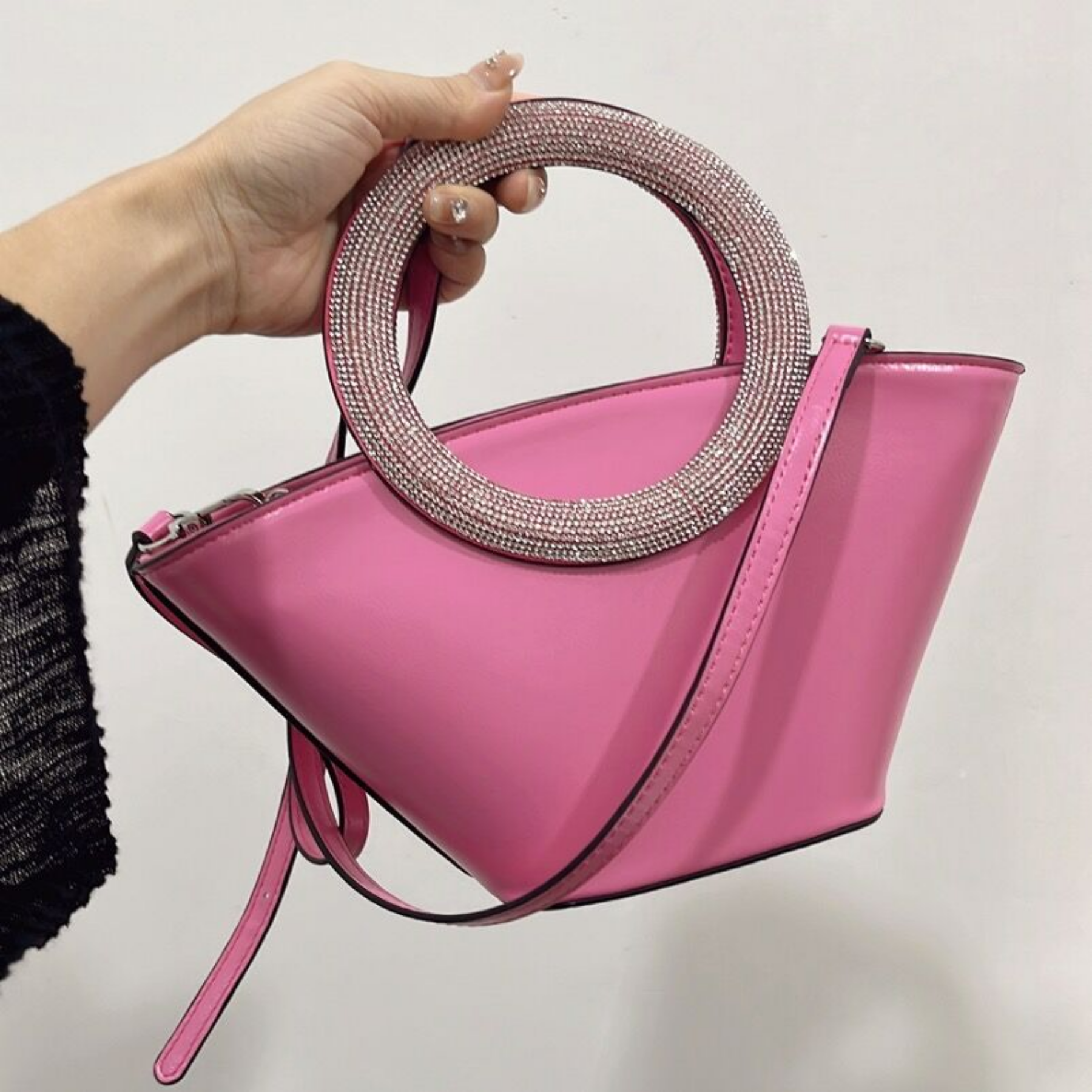 Diamant-Rundgriff Handtasche ⎜ Elegantes Design mit verstellbarem Träger und funkelndem Griff