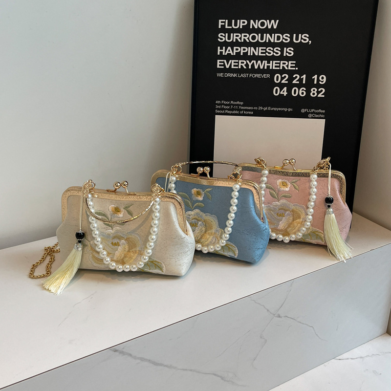Stickerei Handtasche im Chinesischen Stil ⎜ Elegante Clutch mit Perlenhenkel und Traditionellem Blumenmuster