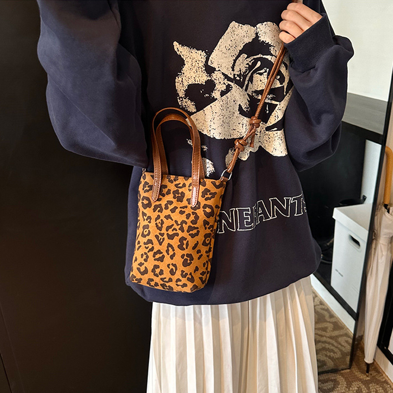 Damentasche mit Schulterriemen ⎜ Kompakte Handytasche mit Leopardenmuster