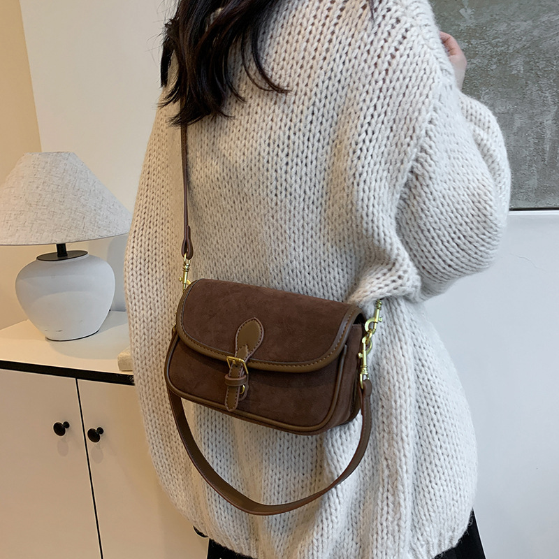 Schultertasche für Damen ⎜ Vintage Satteltasche aus Wildlederoptik mit Schnallendetail und verstellbarem Riemen