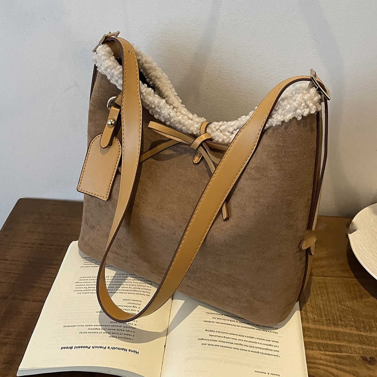 Umhängetasche für Damen ⎜ Große Retro-Schultertasche aus Wildlederimitat mit Teddyfutter für den Alltag