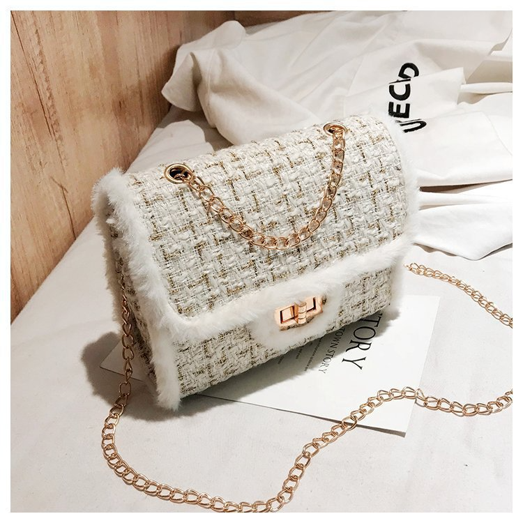 Damen Schultertasche im Karodesign ⎜ Elegante Umhängetasche mit Kette und weichem Randbesatz