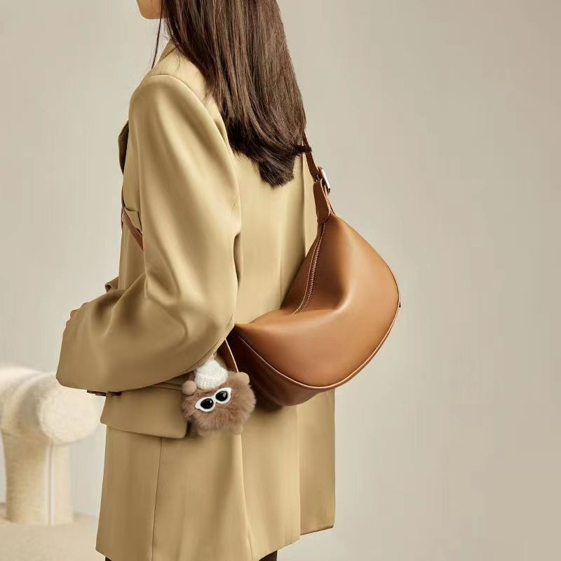 Damen Umhängetasche aus Weichem Kunstleder ⎜ Leichte Schultertasche im Halbmond-Design für Alltag und Sommer