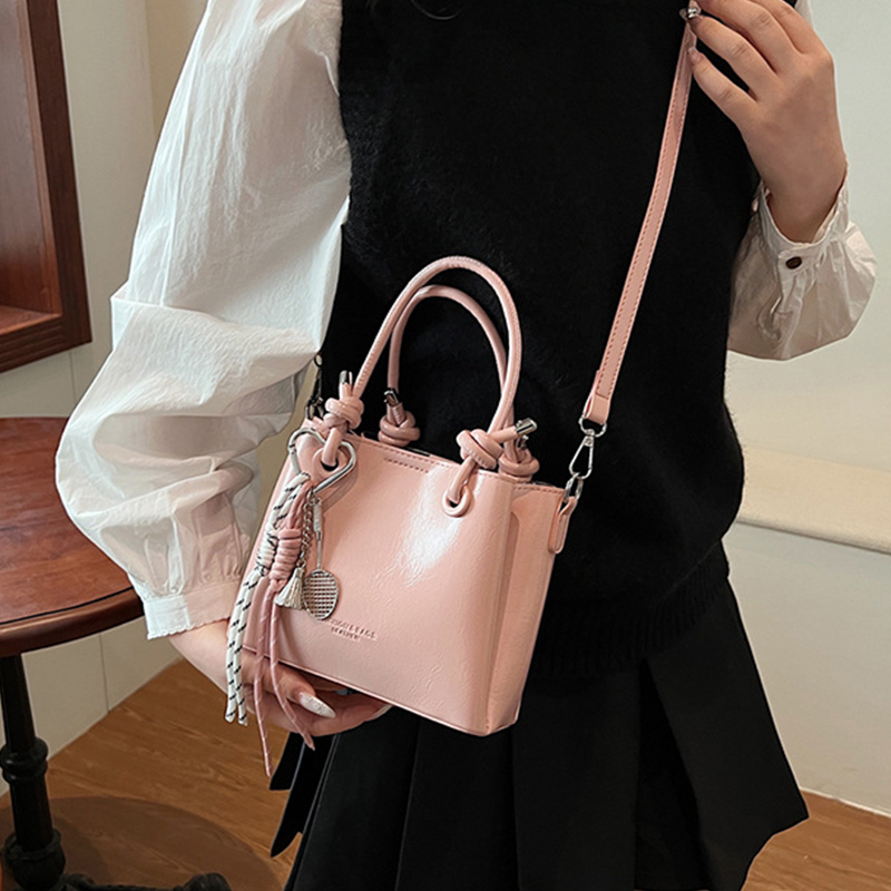 Damen Bucket Bag ⎜ Glänzende Umhängetasche mit Griff für Alltag und Events