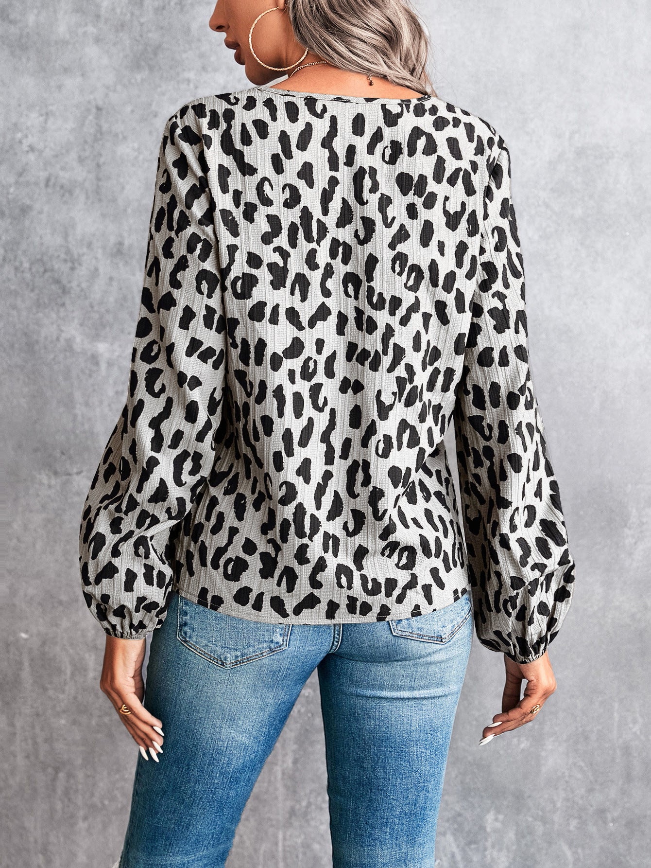 Edith - Bluse mit Leopardenmuster und V-Ausschnitt