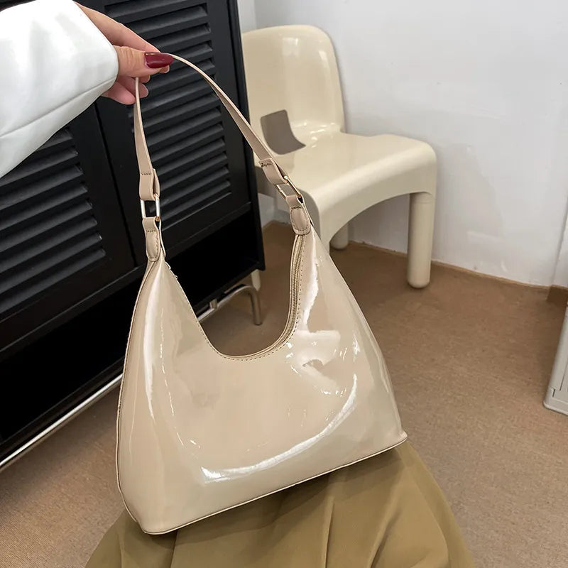 Schultertasche für Damen ⎜ Glänzende Handtasche in Lackleder-Optik mit modernem Design für jeden Anlass