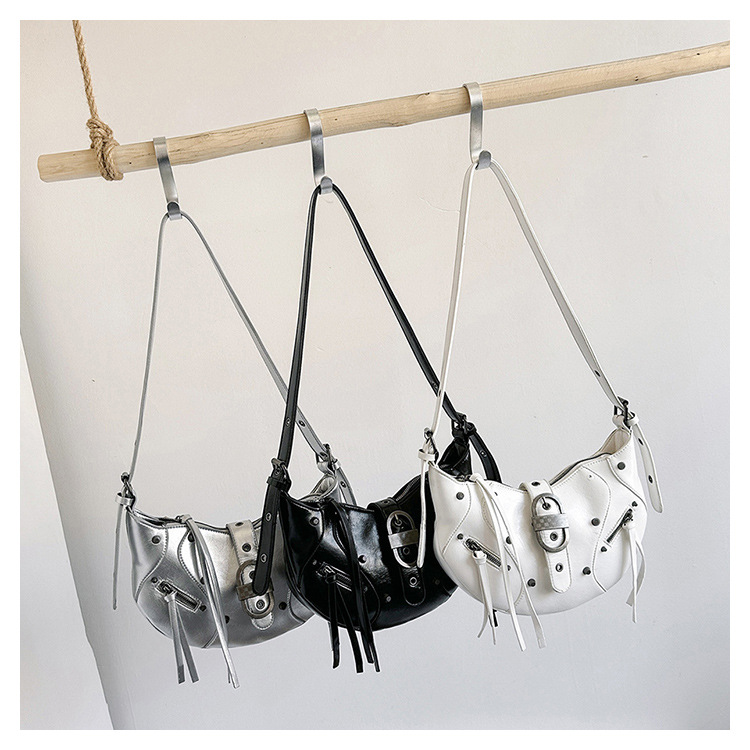 Umhängetasche für Damen ⎜ Halbmond-Design mit Nieten für Alltag, Freizeit und City-Looks