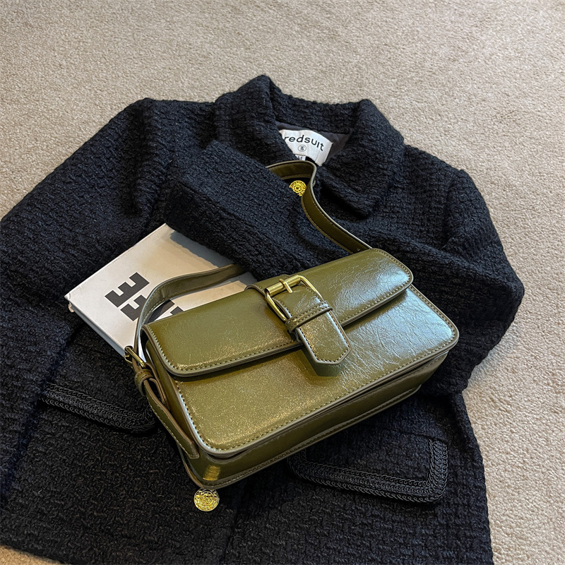 Umhängetasche für Damen ⎜ Kleine Retro-Schultertasche in Lackoptik mit Schnallendetail für vielseitige Outfits