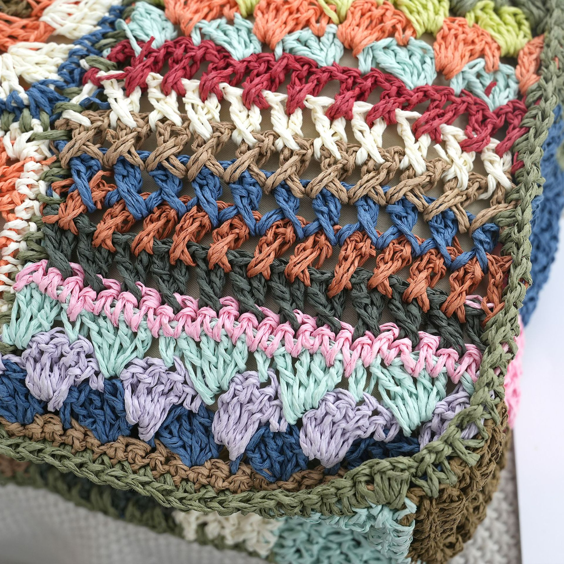 Strandtasche im Boho-Stil ⎜ Handgefertigte Häkel-Tasche aus Papier und Stroh mit buntem Muster