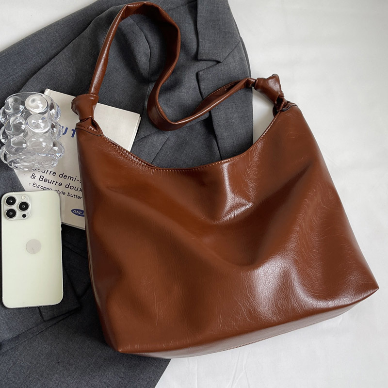 Umhängetasche für Damen ⎜ Geräumige Schultertasche in Lederoptik mit weichem Design für Alltag und Beruf