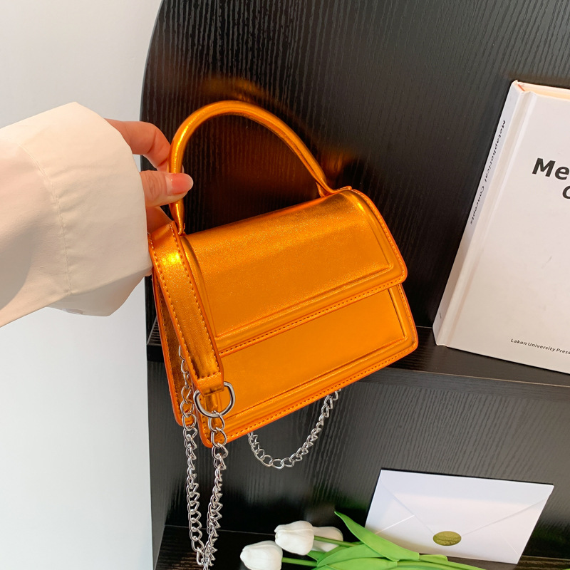 Damen Umhängetasche in Metallic-Optik ⎜ Kleine Handtasche mit Kette für Party und Alltag