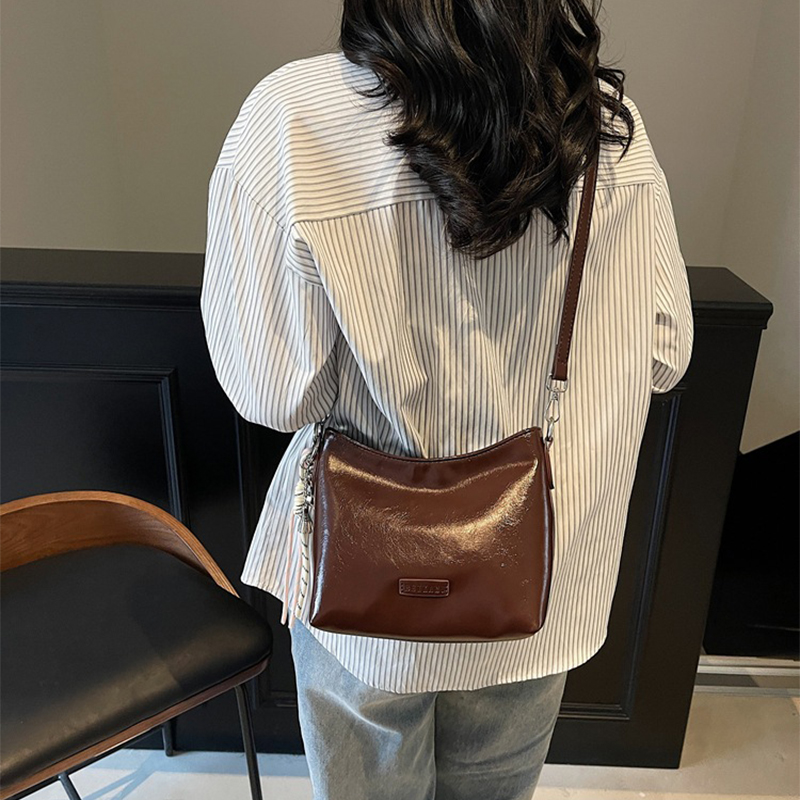 Damen Schultertasche im Bucket-Stil ⎜ Modische Unterarmtasche mit Riemen für Alltag und Freizeit