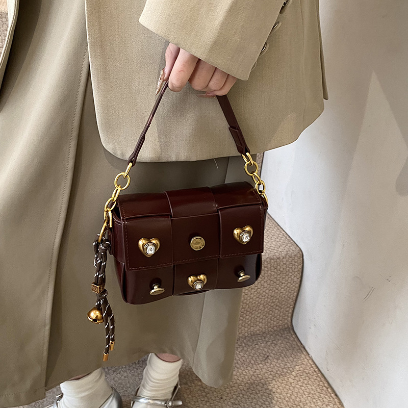 Umhängetasche für Damen ⎜ Kleine Schultertasche mit Nieten und Herzdetails für stilvolle Outfits