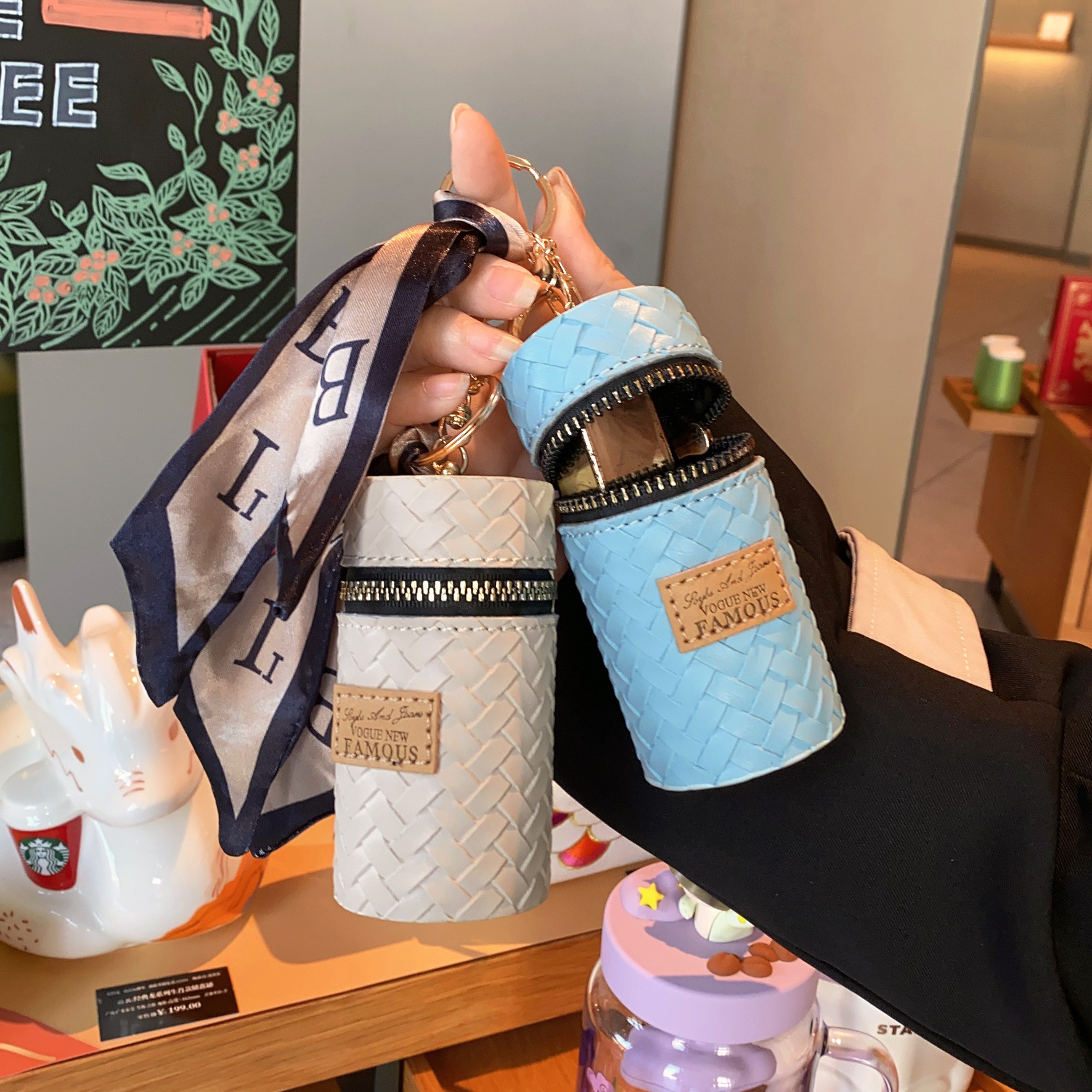 Mini Kosmetiktasche mit Anhänger ⎜ Stilvolle Zylindertasche für Münzen, Lippenstift und Kleinigkeiten unterwegs