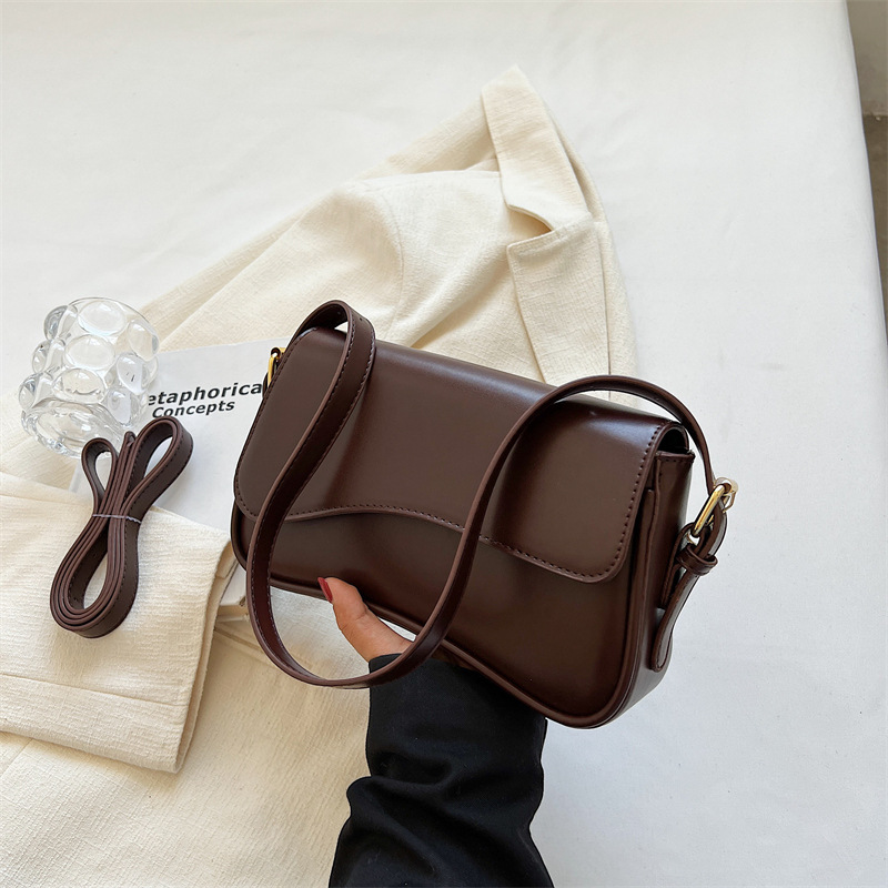 Umhängetasche für Damen ⎜ Schlichte Handtasche aus Kunstleder mit schickem Magnetverschluss