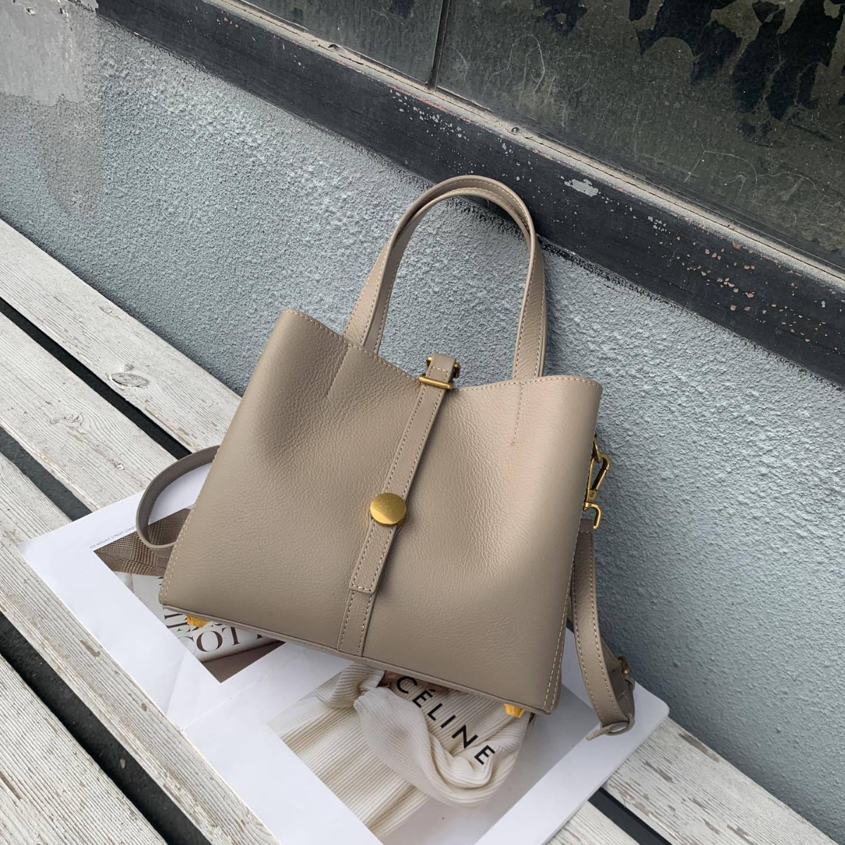 Damen Tragetasche aus Echtleder ⎜ Zeitlose Handtasche mit Riemenverschluss für Büro, Stadt und Alltag