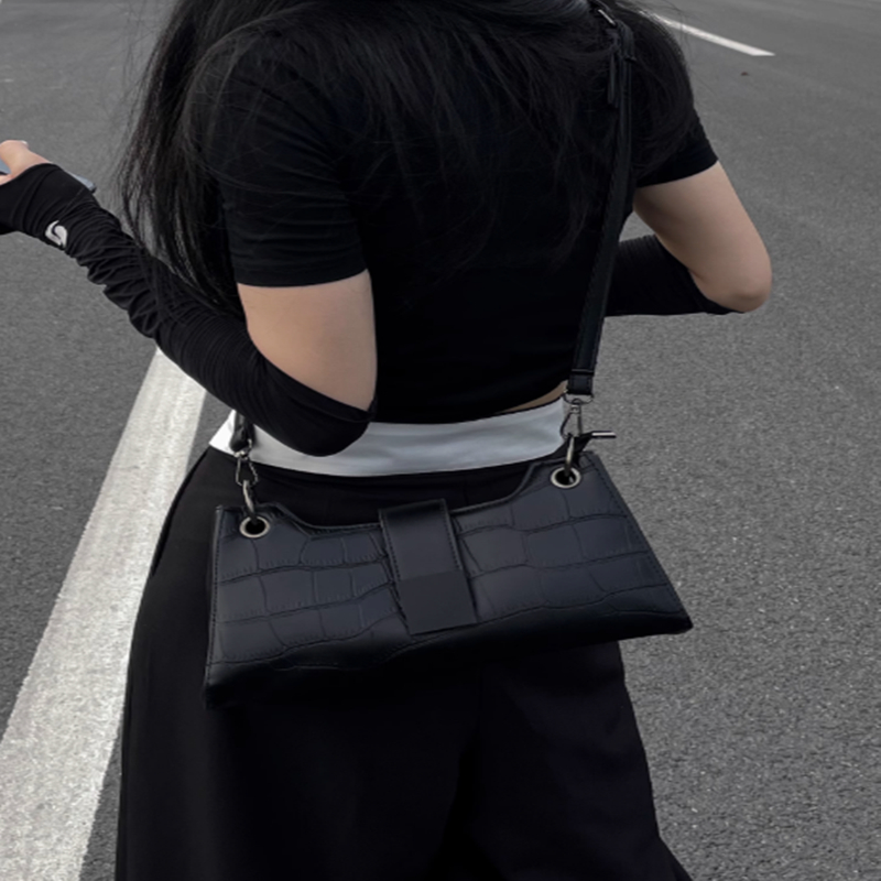 Damen Schultertasche Im Baguette-Stil ⎜ Elegante Handtasche Mit Kroko-Optik Und Geflochtenem Trageriemen