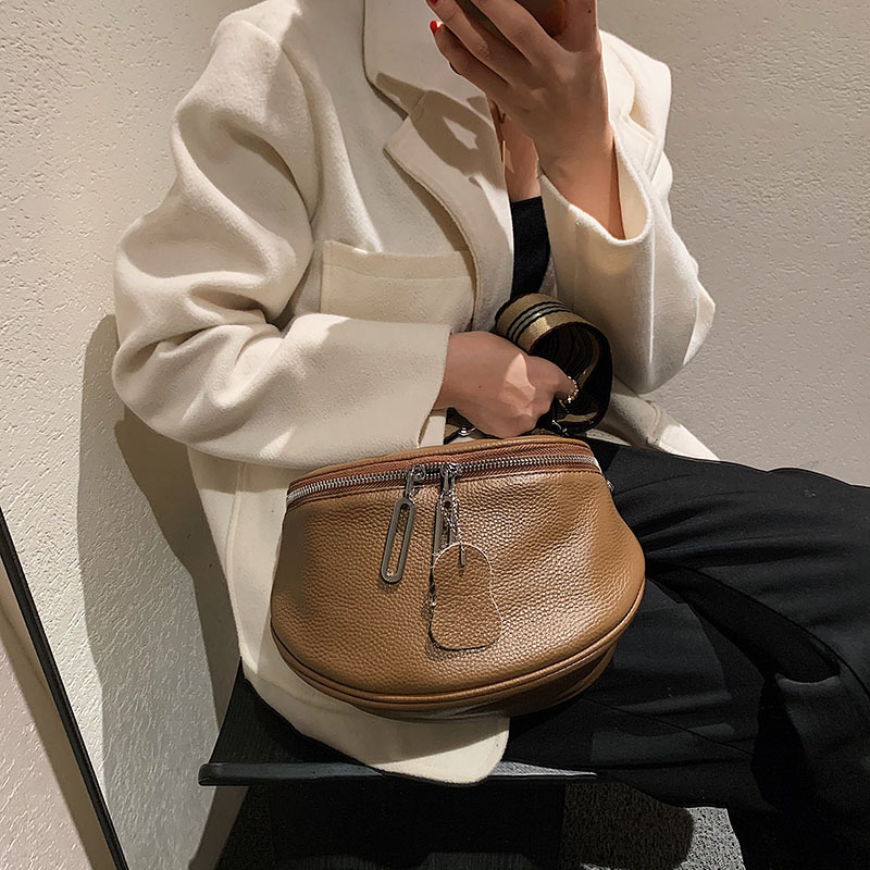 Umhängetasche für Damen ⎜ Kleine Halbmondtasche aus Lederoptik mit Reißverschluss und breitem Schulterriemen