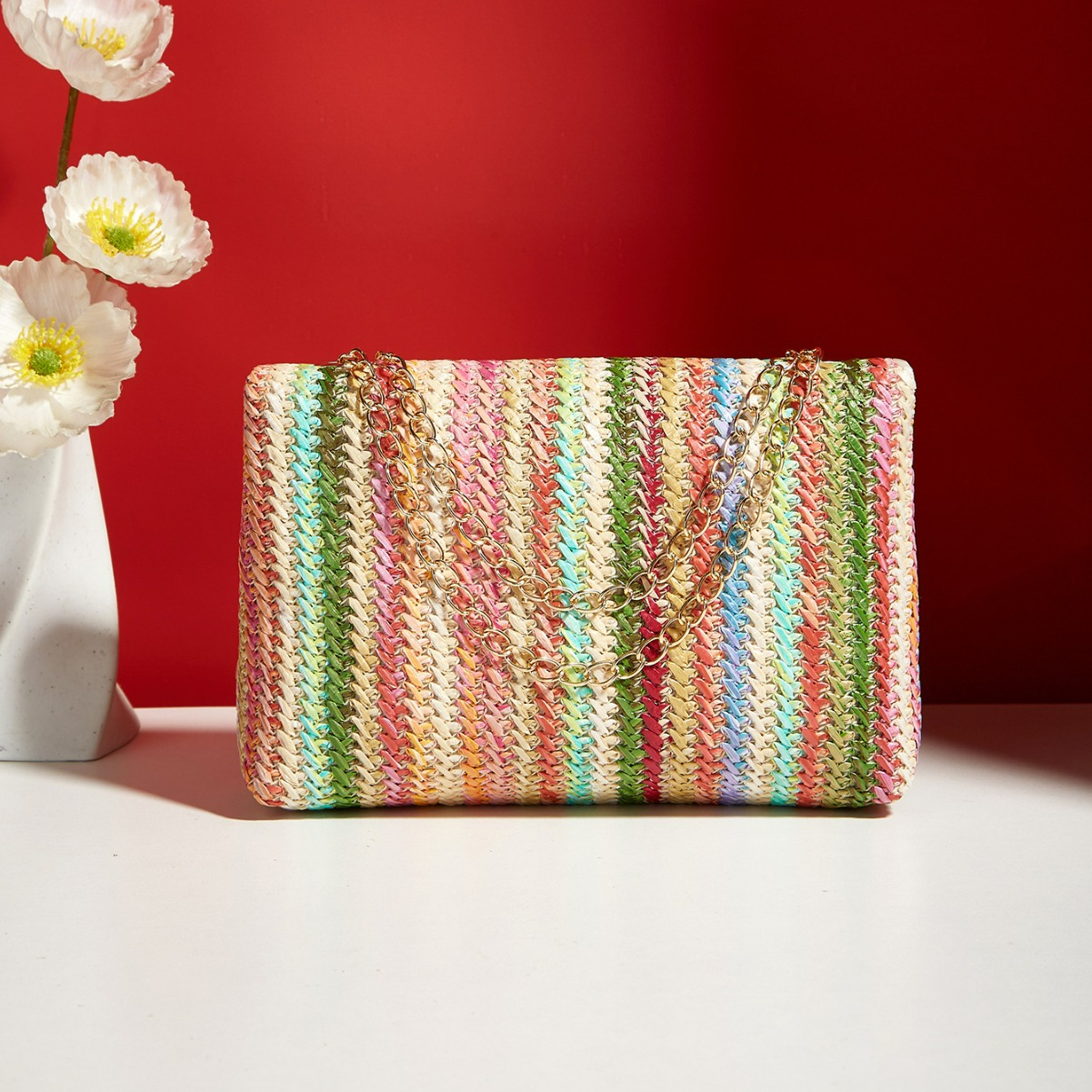 Umhängetasche für Damen ⎜ Bunte Strohtasche mit Kettenriemen und Schnappverschluss für Sommer und Freizeit