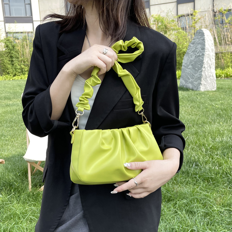 Schultertasche für Damen ⎜ Modische Unterarmtasche mit Falten-Design und weicher Haptik für den Alltag