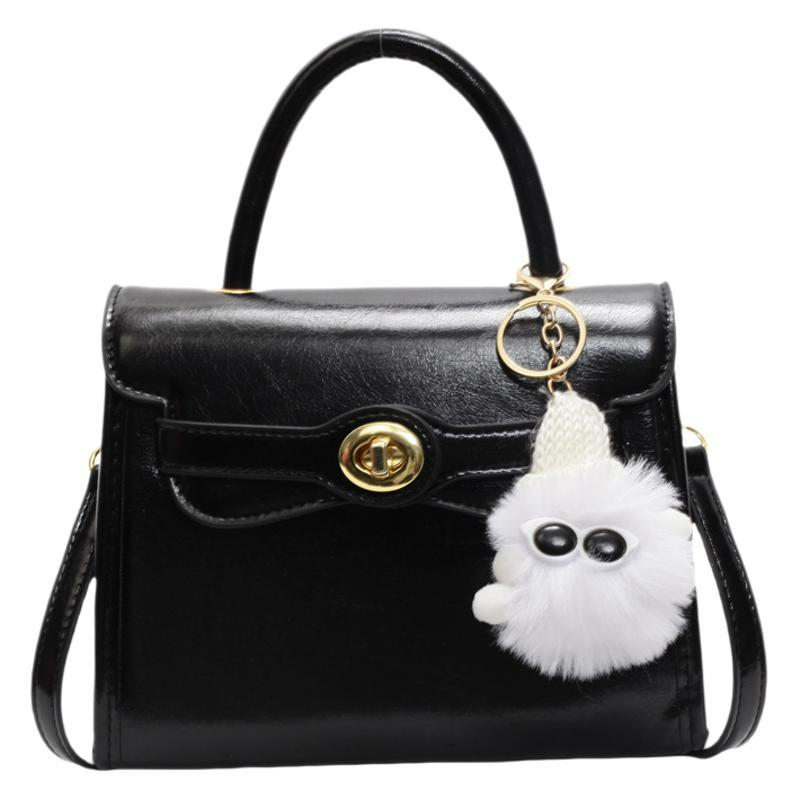 Schultertasche mit Drehverschluss ⎜ Kompakte Umhängetasche für Damen mit Kurzgriff und Plüschanhänger