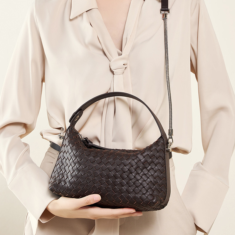 Schultertasche für Damen ⎜ Stilvolle Halbmondtasche aus Echtleder mit geflochtener Oberfläche und Metallkette