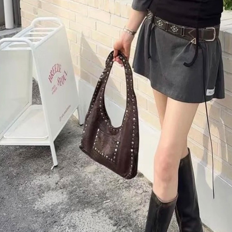 Schultertasche für Damen ⎜ Retro-Design mit Nieten und breitem Henkel für modische Alltagslooks