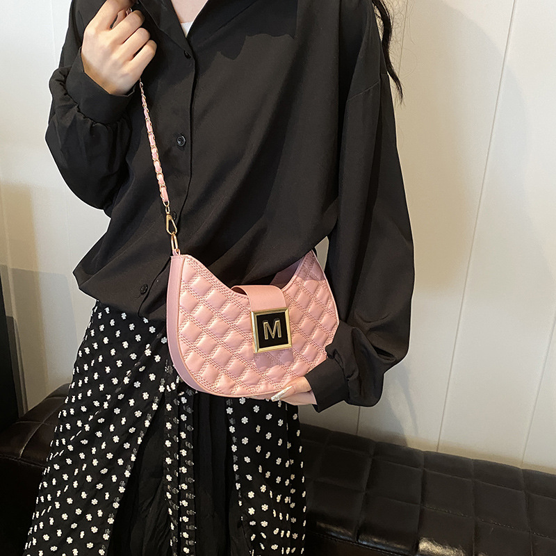 Schultertasche für Damen ⎜ Modische Kettentasche mit Rautenmuster und Halbmondform für Ausgehen und Alltag