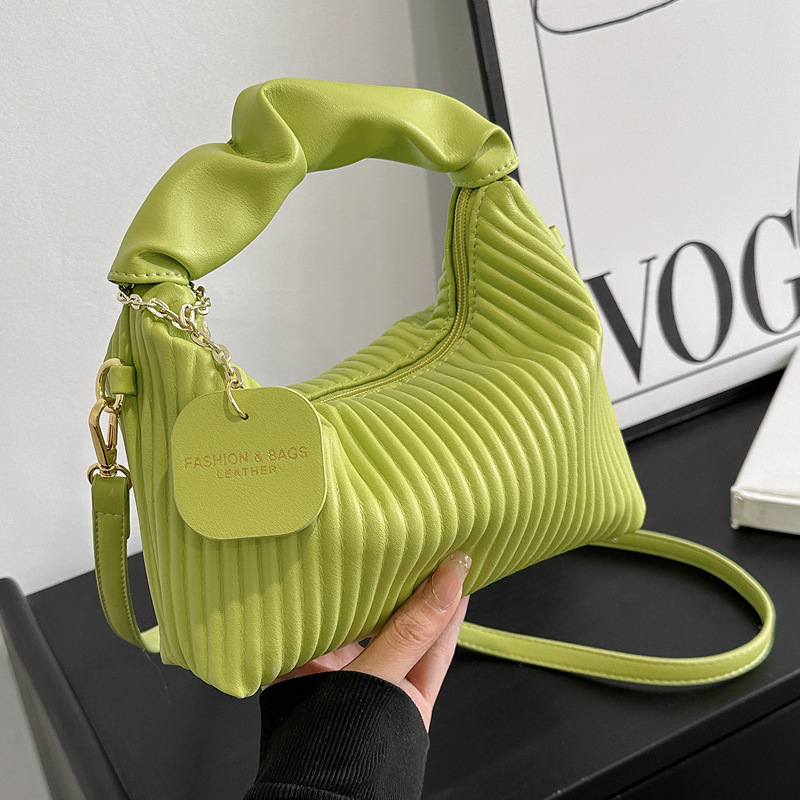 Umhängetasche für Damen ⎜ Kleine gesteppte Handtasche mit Rüschengriff und modernem Design