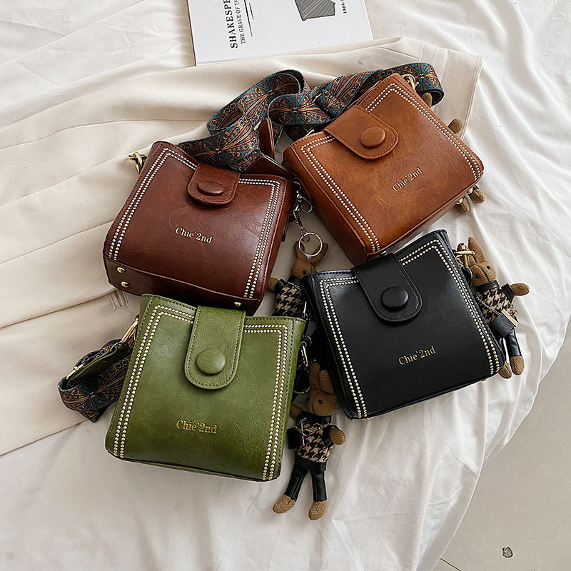 Umhängetasche für Damen ⎜ Modische Schultertasche im Retro-Look mit strukturierter Oberfläche für Alltag und Ausgehen
