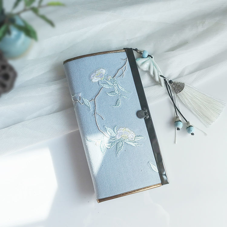 Damen Clutch mit Stickerei ⎜ Künstlerische Geldbörse im Retro-Stil mit Metallrahmen und dekorativem Anhänger