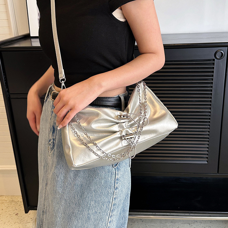 Schultertasche für Damen ⎜ Glänzende Umhängetasche mit Kettengurt und raffiniertem Falten-Design für Ausgehen und Events
